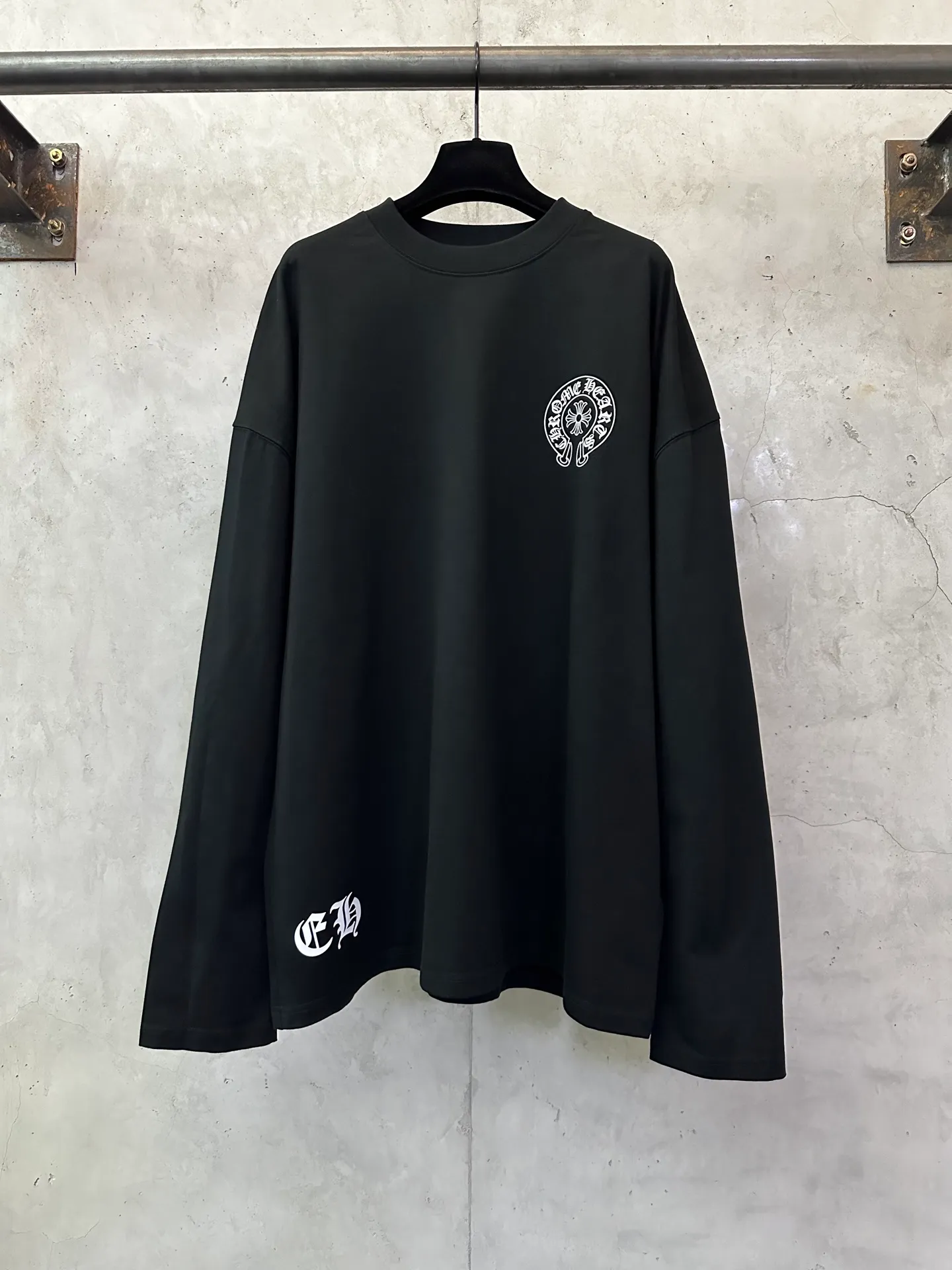 P320 Chrome Hearts 25ss Horseshoe Sanskrit flag printed round neck long-sleeved T-shirt. Fabric is high-definition, super heavyweight cotton, double yarn compact Xinjiang cotton. Weight: 320 grams. Clean cloth. Clear texture. Tight feel. Stiff. High color fastness. No deformation. No discoloration. Customized hardware. Thread. Accessories. Alignment. Same style for men and women. -Color: Black White -Size: XS S M L XL